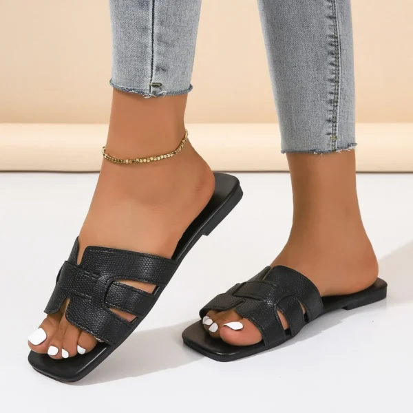 2025 Summer Ladies' Fashionable Casual Flat Sandals, Versatile Outdoor Wear, Flat Slippers for Wearing Outside