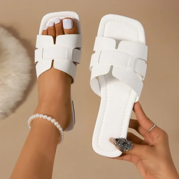 2025 Summer Ladies' Fashionable Casual Flat Sandals, Versatile Outdoor Wear, Flat Slippers for Wearing Outside