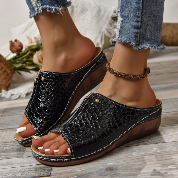c57ed79c-76b8-444f-adcb-32c1b2a30ca7.jpg Fashion Crocodile-pattern Wedges Sandals Summer Outdoor Thick-soled Slippers Fish Mouth Shoes For Women